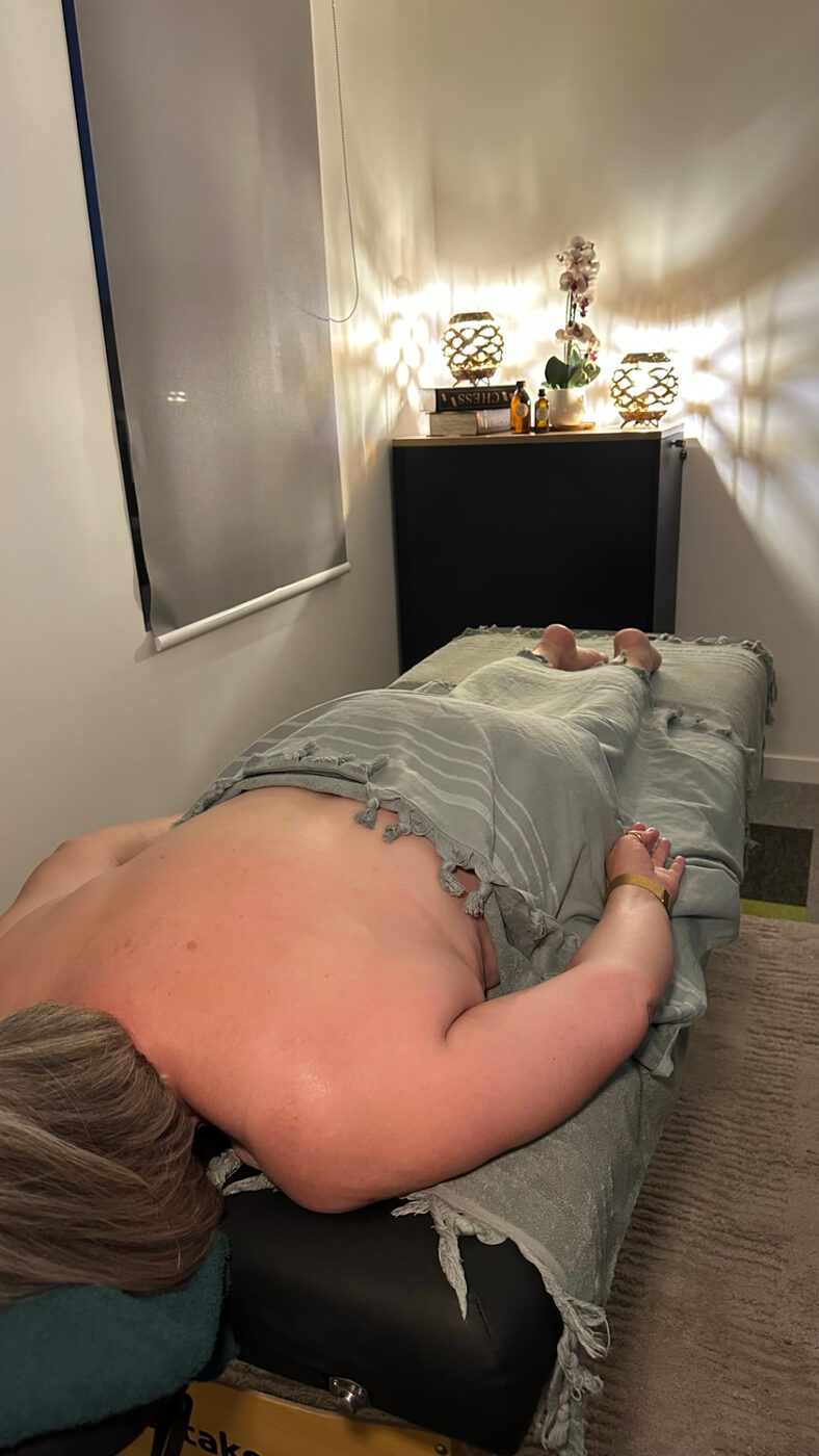 Séance de massage en lumière tamisée