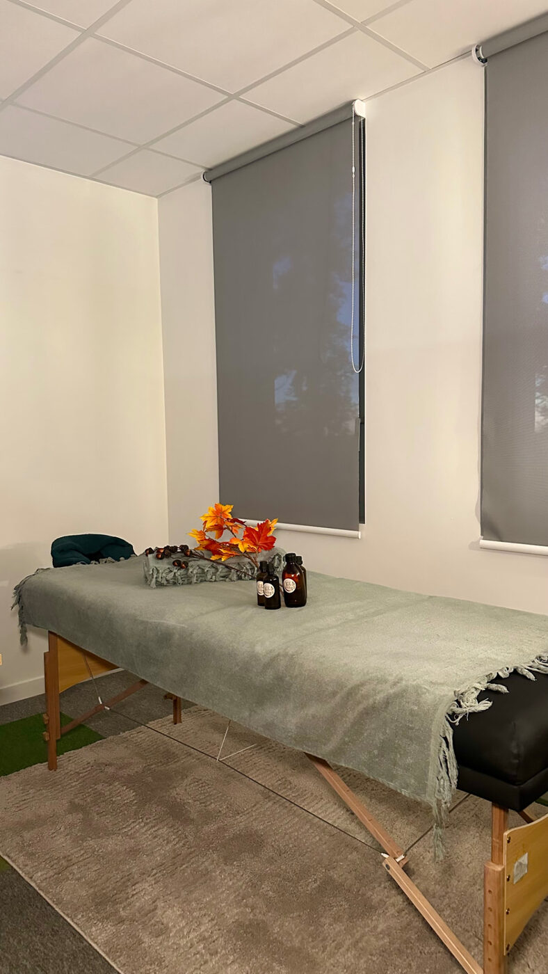 La salle de massage, table et huiles prêtes